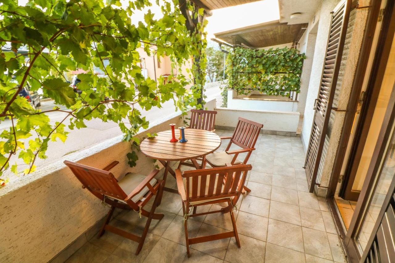 Apartments Vladan With Terrace Башка Екстер'єр фото
