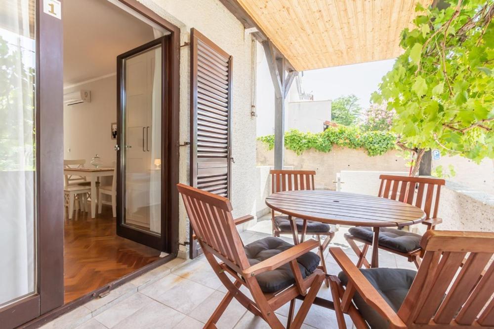 Apartments Vladan With Terrace Башка Екстер'єр фото