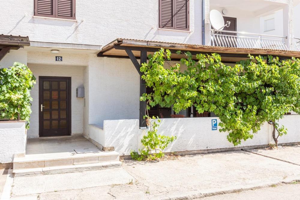 Apartments Vladan With Terrace Башка Екстер'єр фото